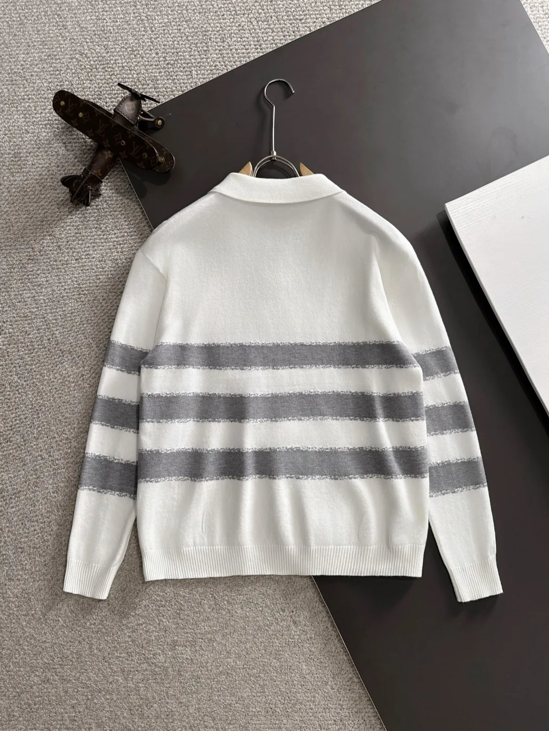Next day shipping P360 Big Goose 2025 official website latest autumn and winter sweaters, popular models are on sale at the same time at the counter! Specially made of wool blended fabric. It feels comfortable and can be directly in contact with the skin. The logo badge is exquisitely embroidered, which is extremely eye-catching! The details highlight the fashionable charm of big brands. Exquisite workmanship. Three-dimensional cutting style. The wearing effect is invincible and handsome! All three standards are complete! Size: M-3XL